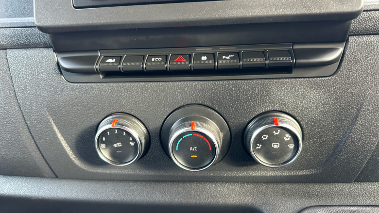 Renault Master Mwb Diesel Fwd MM35 Blue dCi 135 Advance Medium Roof Van